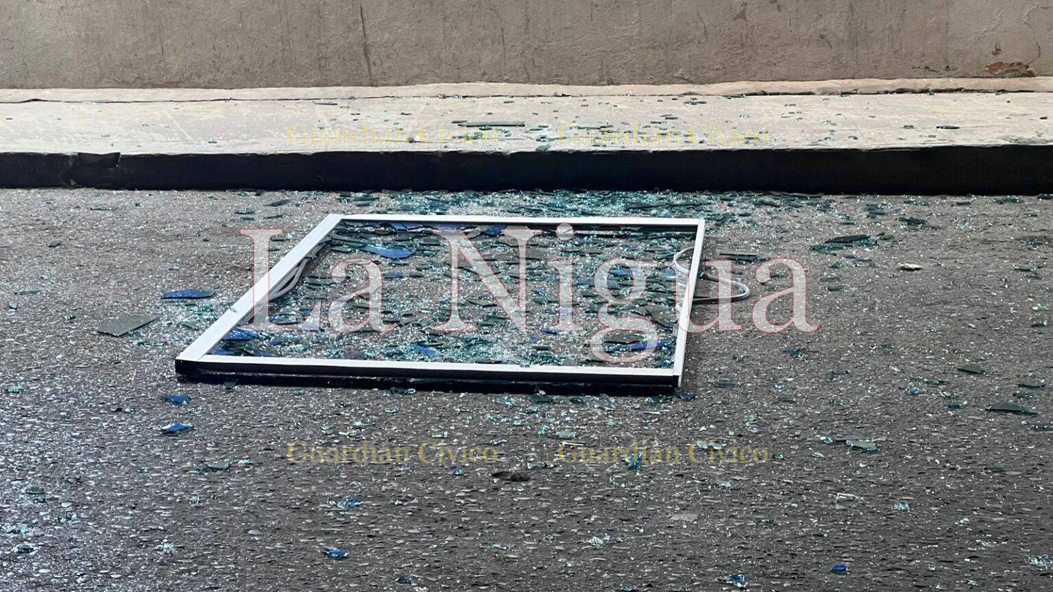 Cae ventana de vidrio de un segundo piso en la Zona Centro