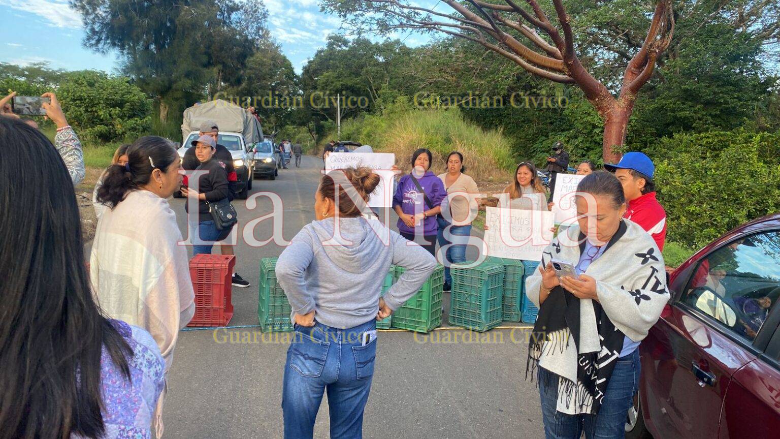 Bloquean carretera paterfamilias de Tlatetela