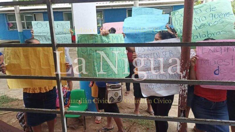 Retienen a maestros en jardín de niños en Uxpanapa 5 IMG 20230911 WA0186
