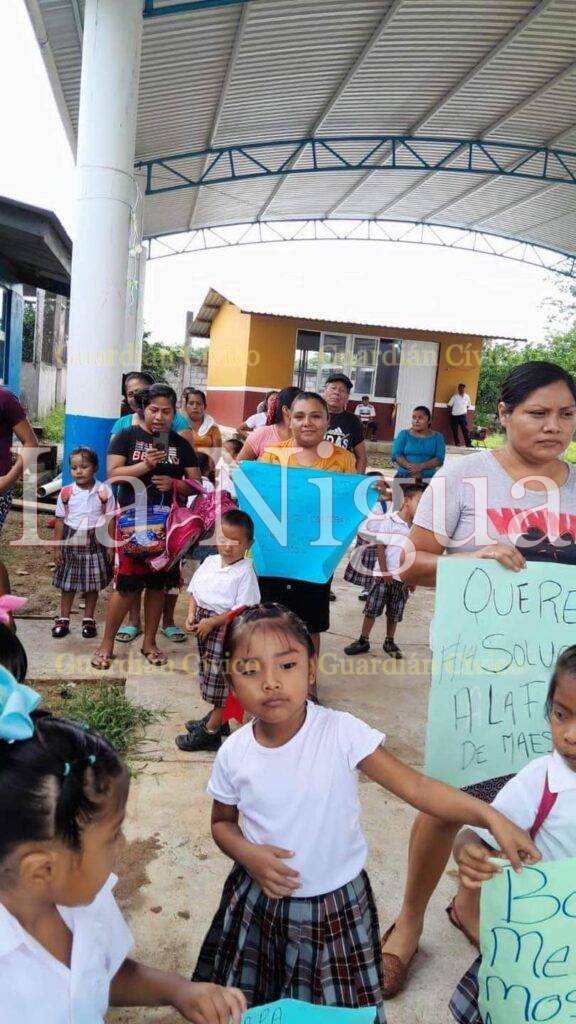 Retienen a maestros en jardín de niños en Uxpanapa 4 IMG 20230911 WA0190