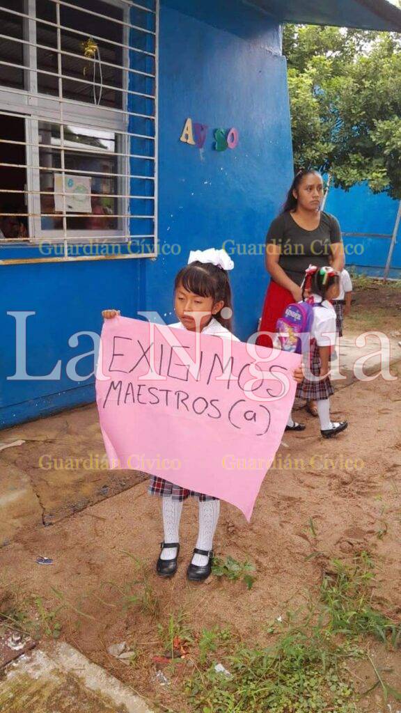 Retienen a maestros en jardín de niños en Uxpanapa 3 IMG 20230911 WA0191