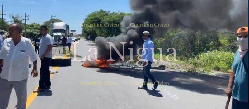 Bloquean carretera Federal Tinaja- Tierra Blanca