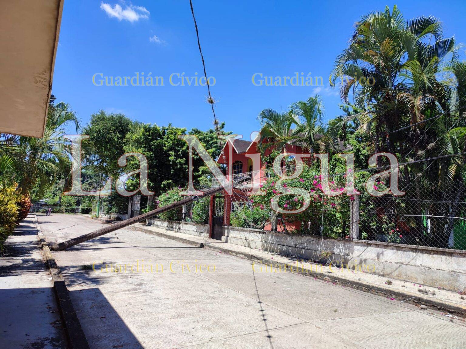 Cae poste de luz,reportan