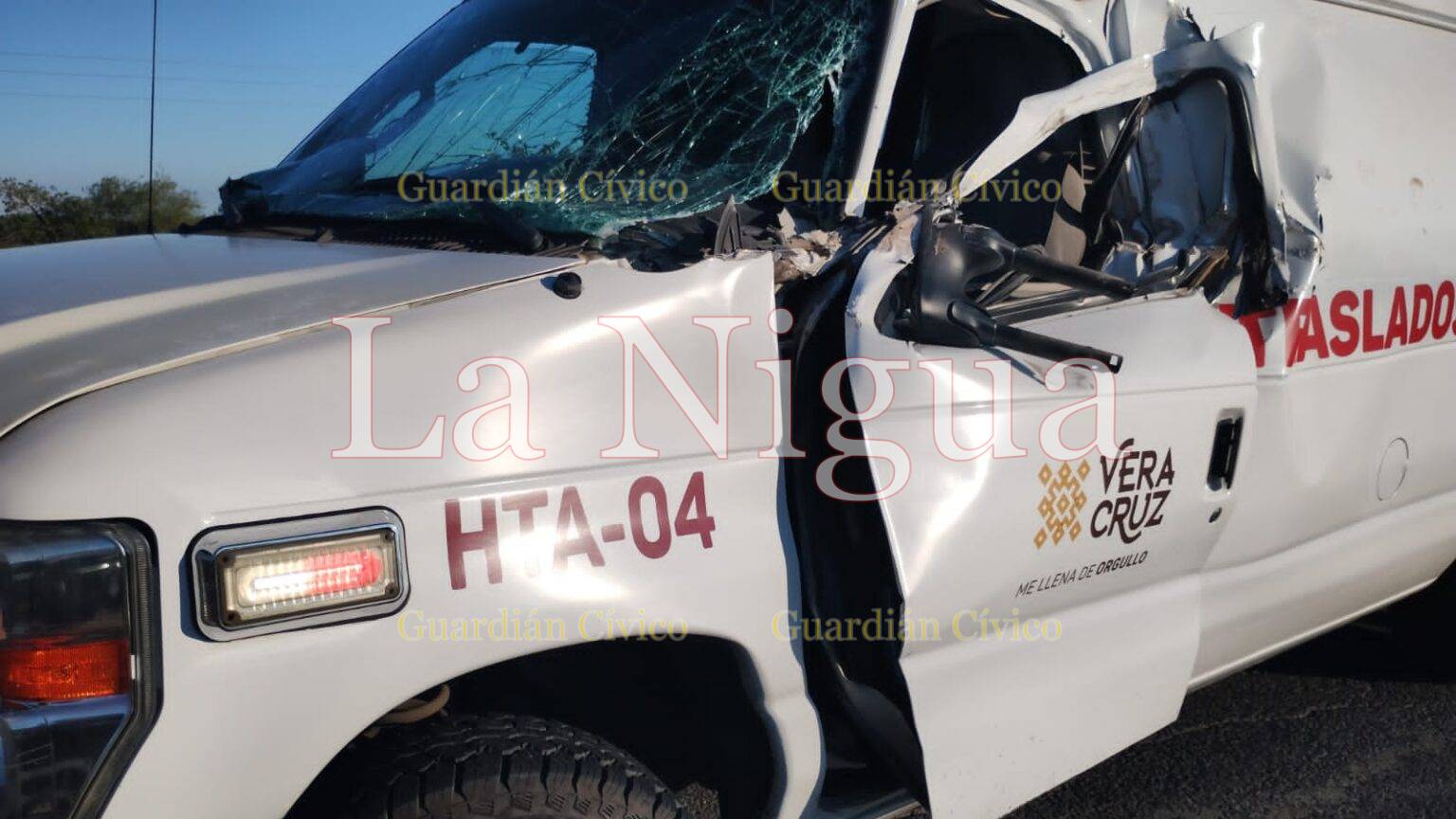 Choca ambulancia en la que trasladarían al bebé que nació en la banqueta