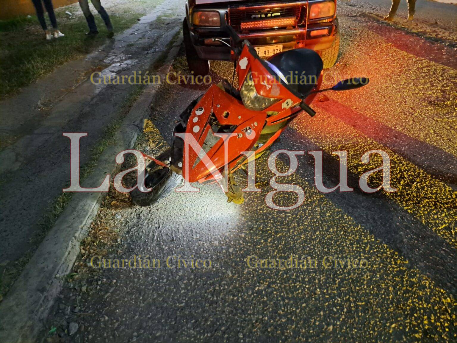 Ebrio motociclista se estampa contra una camioneta estacionada