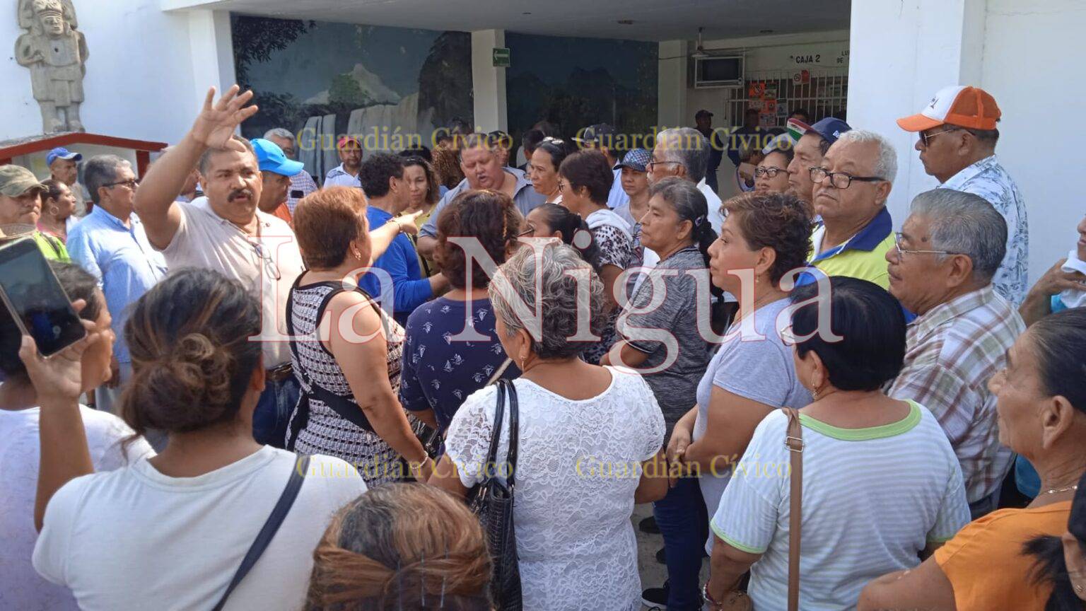 SE MANIFIESTAN USUARIOS DE CAEV