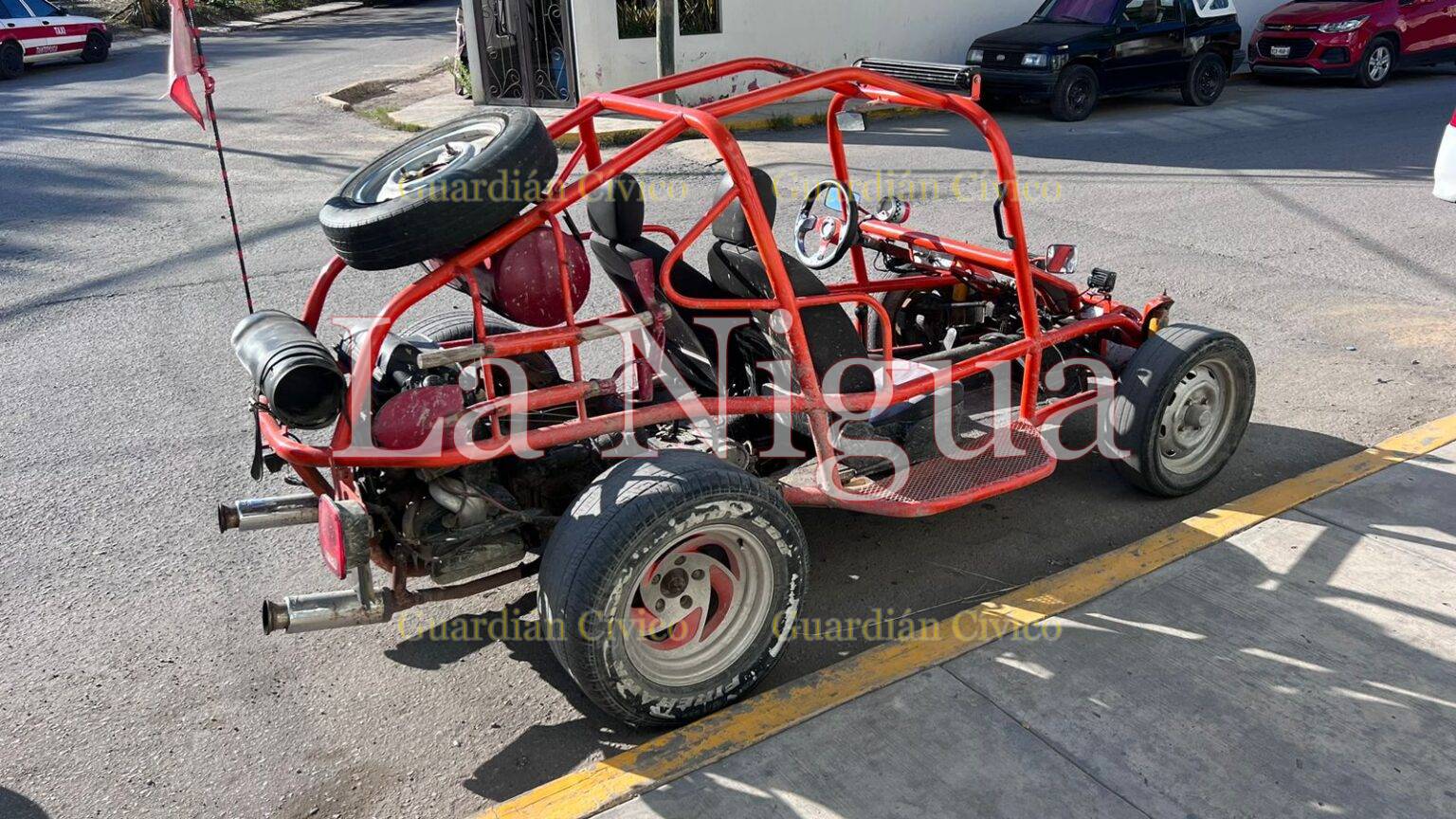 Choque entre un buggy y un taxi deja sólo daños materiales