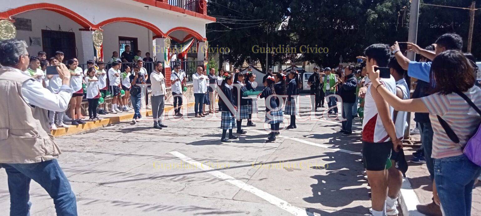 ACULTZINGO RECIBE A LA BANDERA SIERA