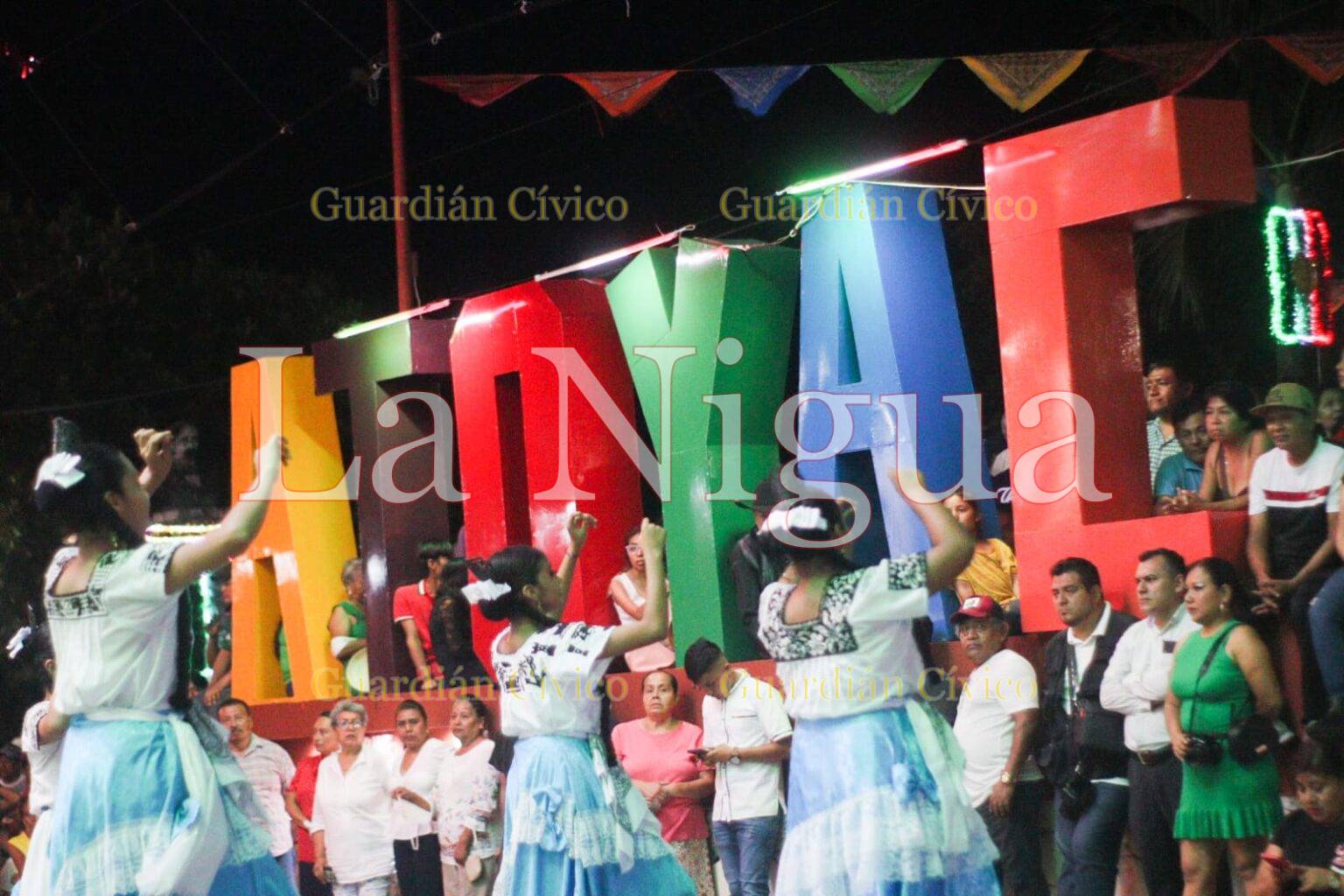 Acompañan cientos de ciudadanos al alcalde Carlos Ventura en el tradicional Grito de Independencia