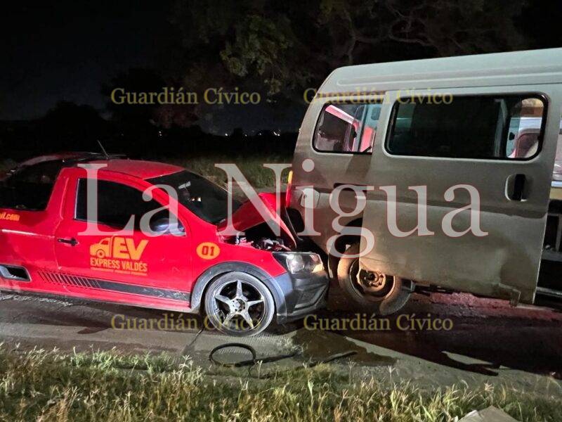 Tripulante de camioneta termina prensado, al ser impactada la unidad y proyectada contra un poste