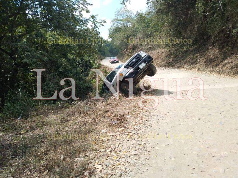 Cae camioneta a zanja en Tantoyuca