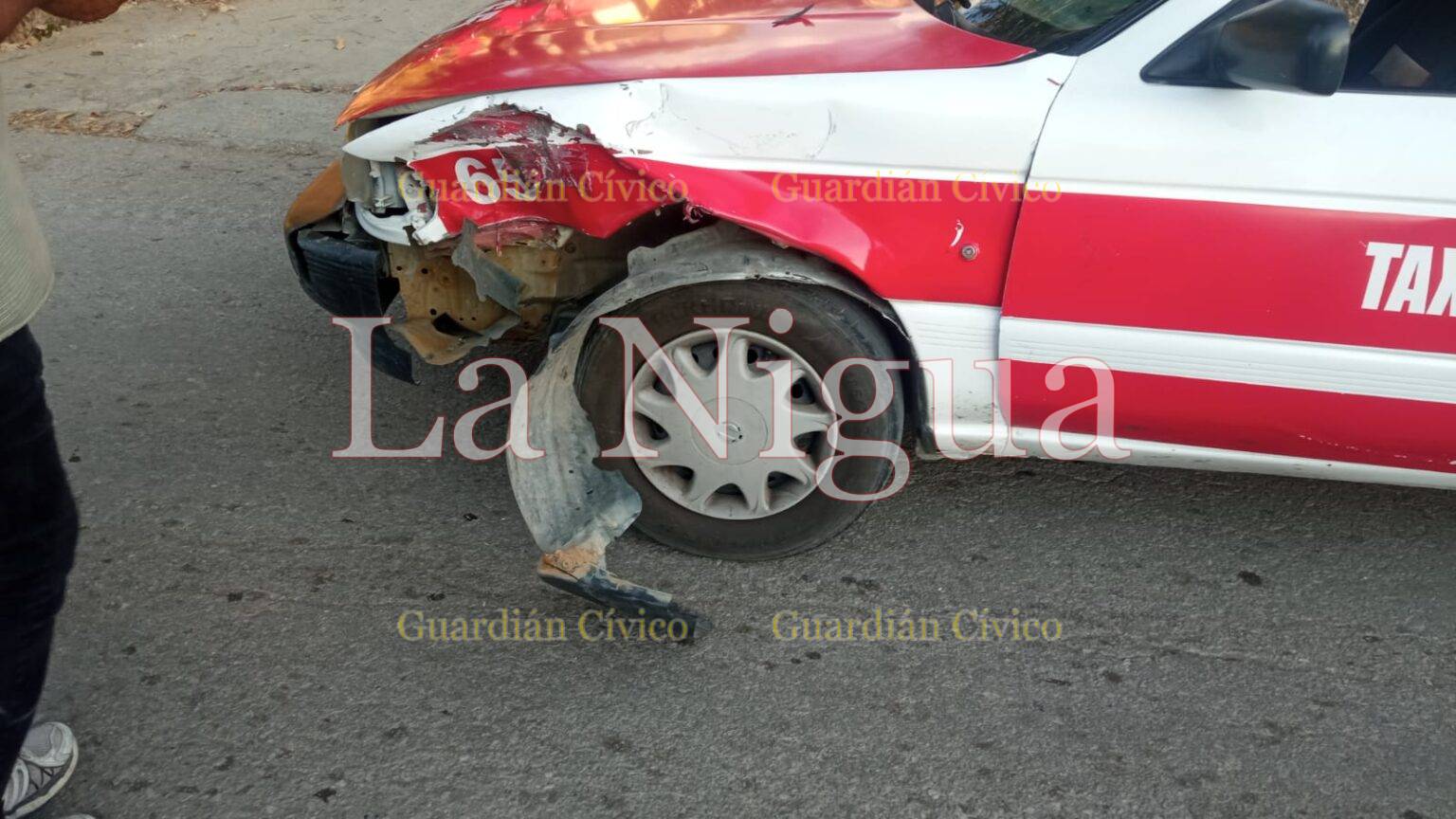 Motociclista se impacta contra un taxi