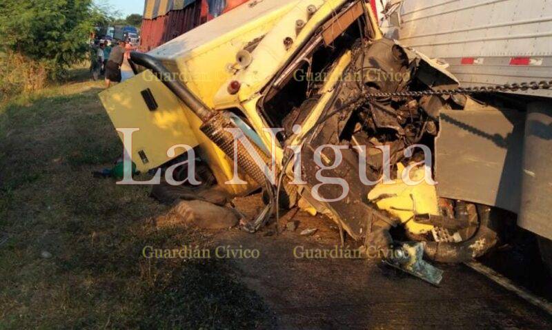 Quedaron prensados, conductor y acompañante de trailer, en la autopista a Tuxpan
