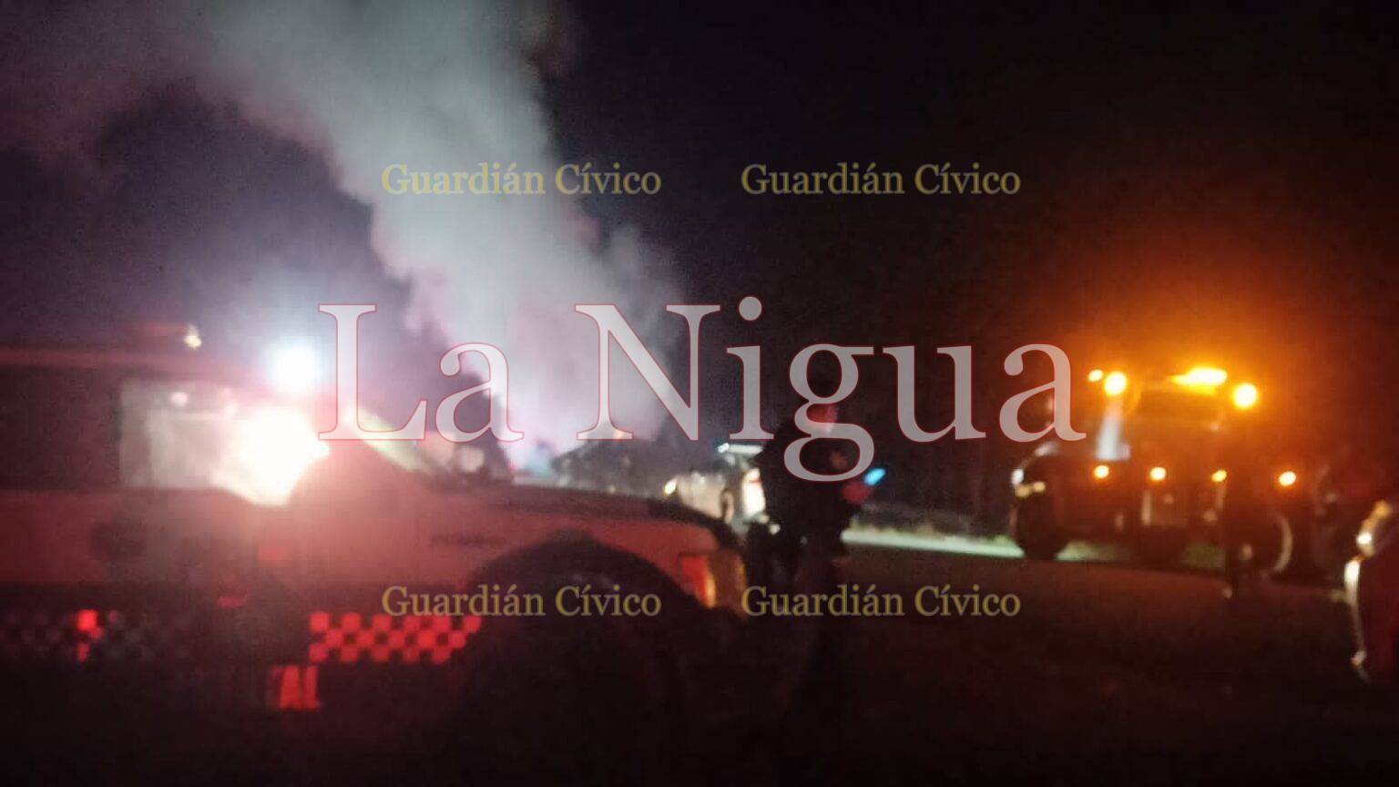 Vuelca y se incendia tractocamión en la carretera Las Choapas-Ocozocoautla