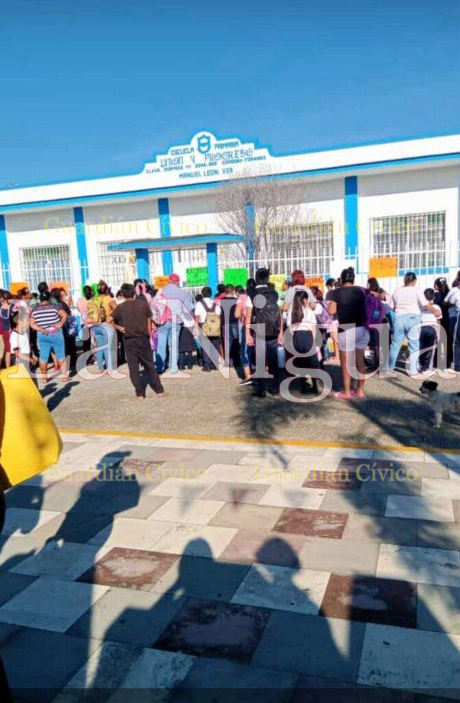 Bloquean calle paterfamilias de Amatlán