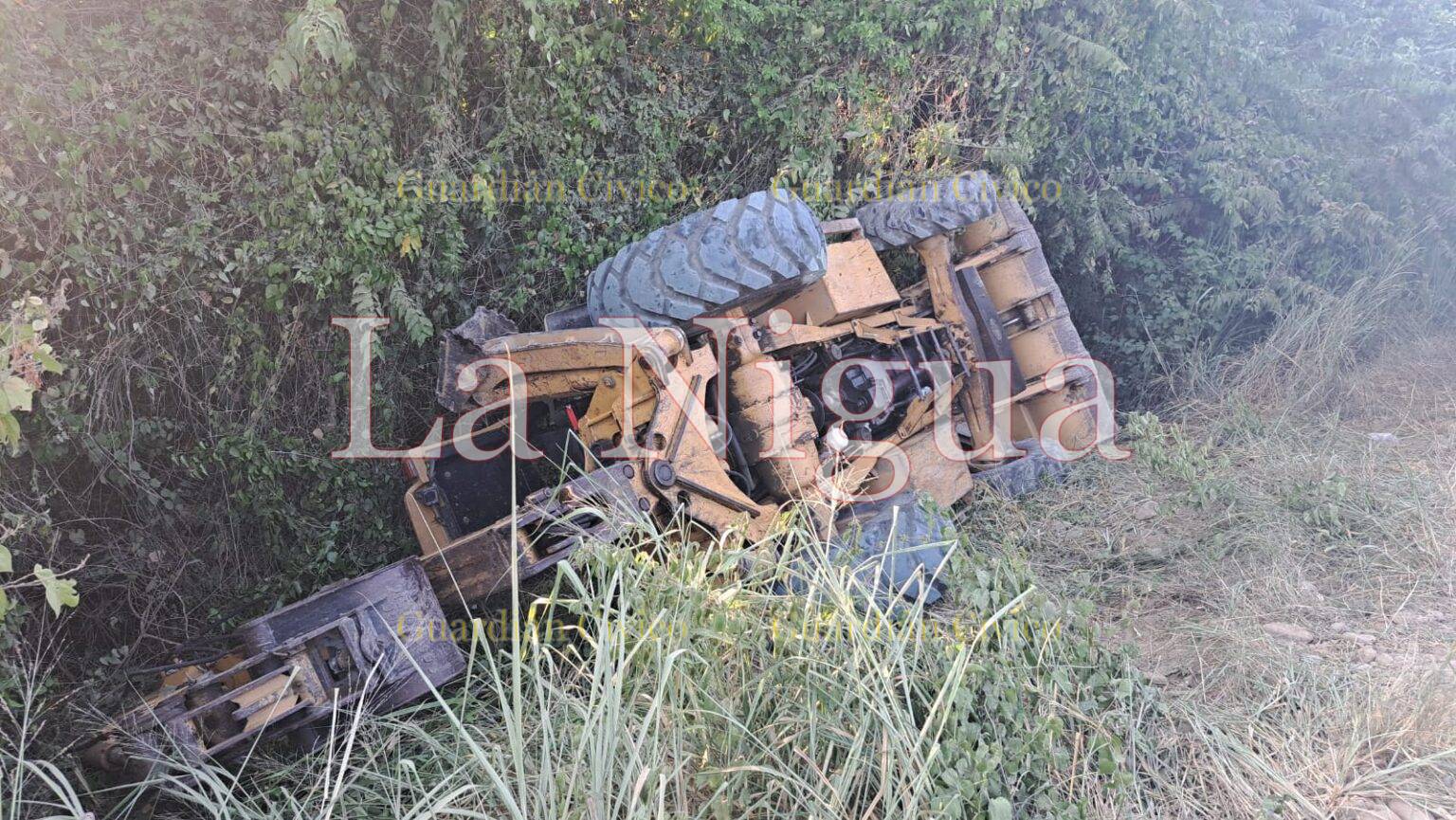 Vuelca retroexcavadora; ebrio conductor huye del lugar