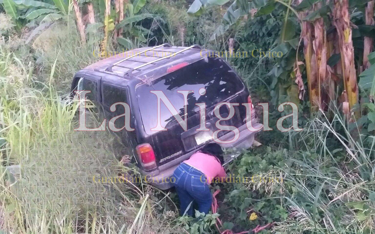 Mujer pierde el control de su camioneta y termina fuera de la carretera
