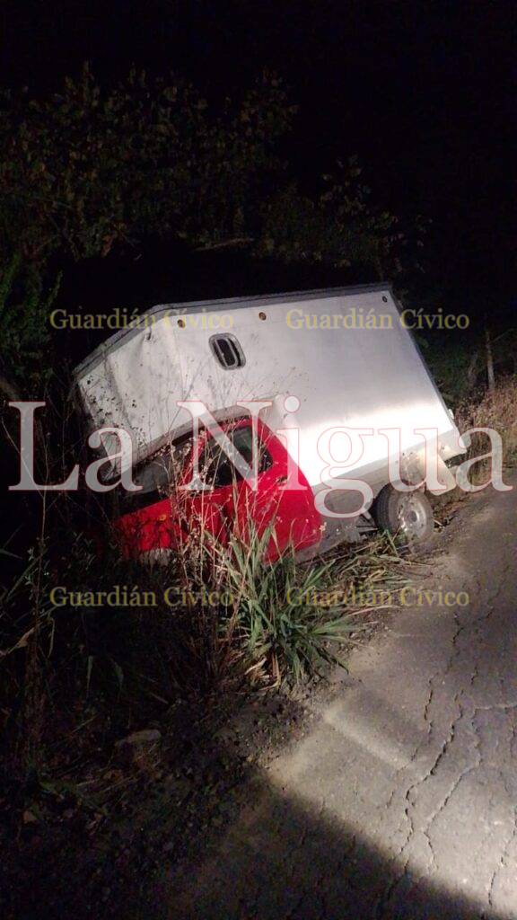 Abandonan camioneta cerca de San Diego en Tantoyuca