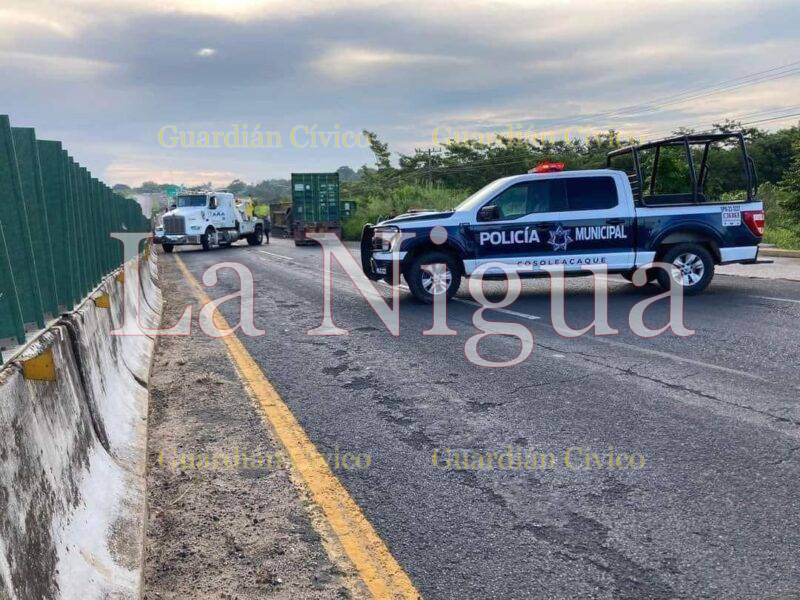 Se desprenden remolques de tractocamión en carretera Minatitlan-Cosoleacaque