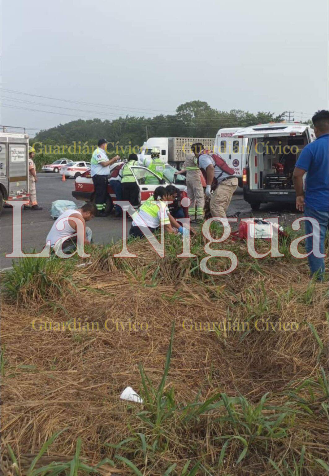 Mueren recién nacido y abuela al chocar taxi donde viajaban