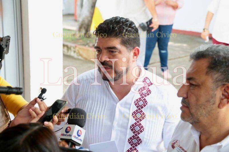 Con buen manejo de recursos se trabaja para aliviar carencias en escuelas: Zenyazen Escobar
