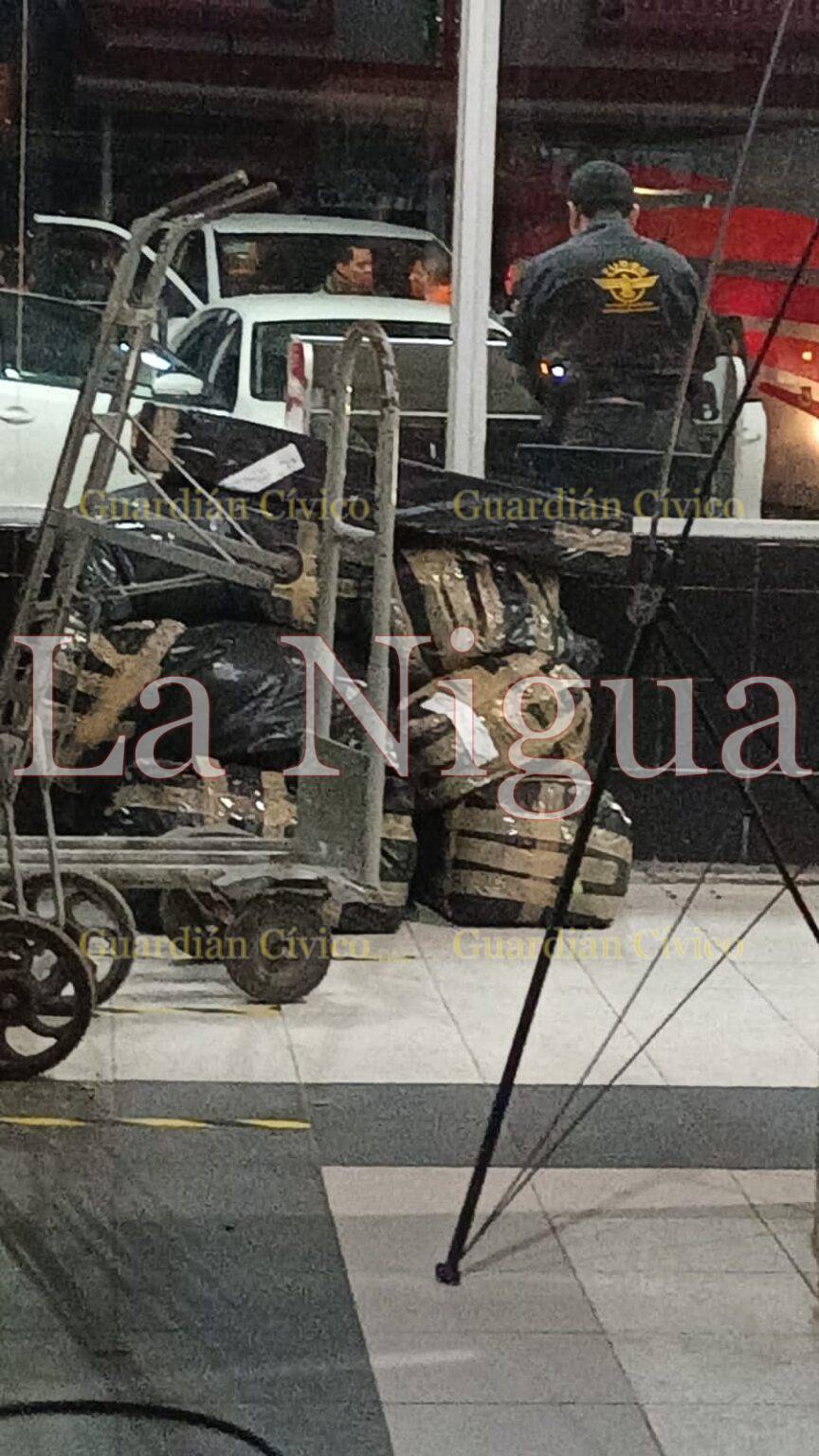 Tras persecución abandonan vehículo en terminal de autobuses de #Cárdenas