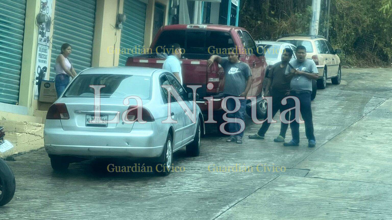 Percance entre un auto compacto y una motocicleta deja sólo daños materiales