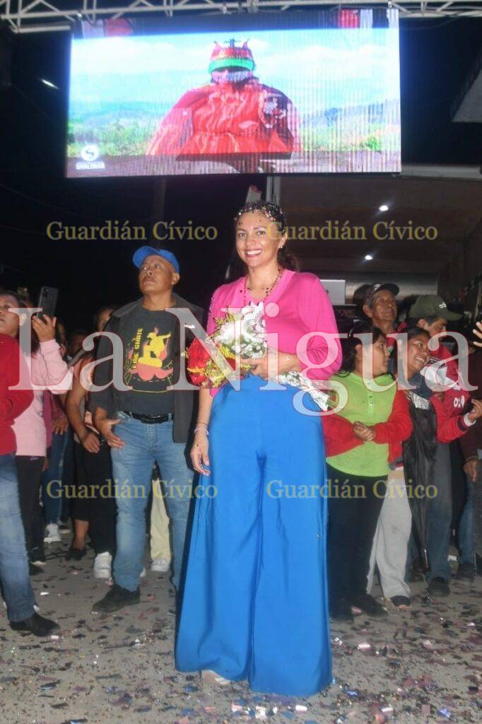 RECIBEN CIENTOS A VIRIDIANA BRETÓN