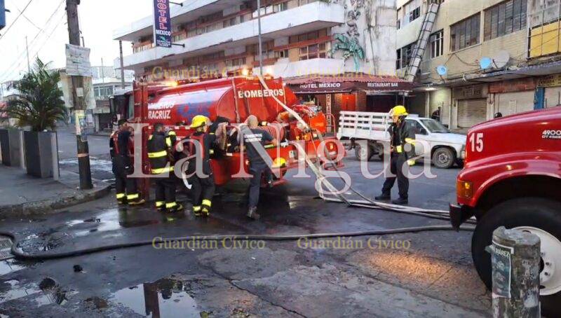 Se incendian locales en el callejón de la Hoz en #Veracruz
