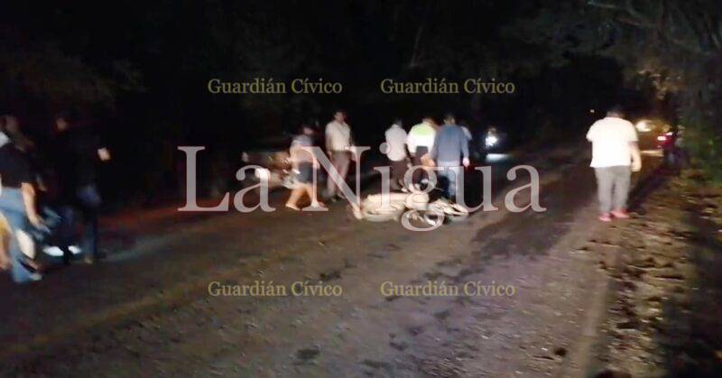 Ebrio motociclista choca contra vehiculo en carretera Las Choapas-Paralelo