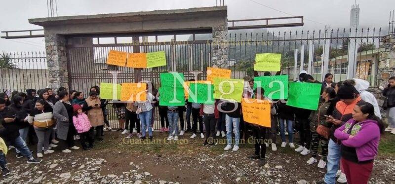 A tres años de quedar inconcluso; padres de familia se manifiestan
