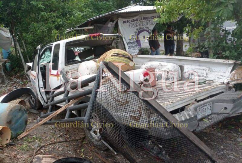 Dejan abandonada, una unidad repartidora de agua, tras aparatoso percance en Papantla