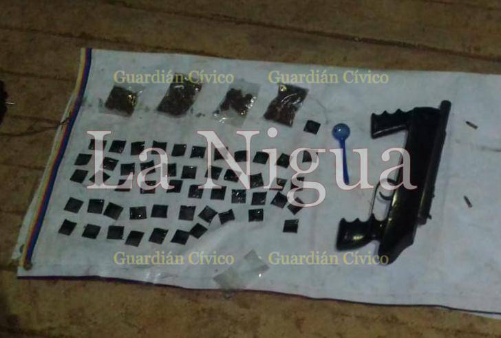 DETIENEN A PAREJA DE NARCOMENUDISTAS EN UNA COMUNIDAD