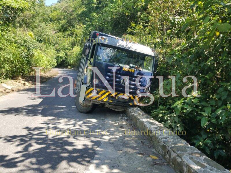 CAMIÓN DE LA CORONA SE ACCIDENTA