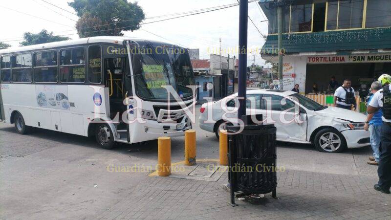 Choca bus contra Jetta; solo daños materiales