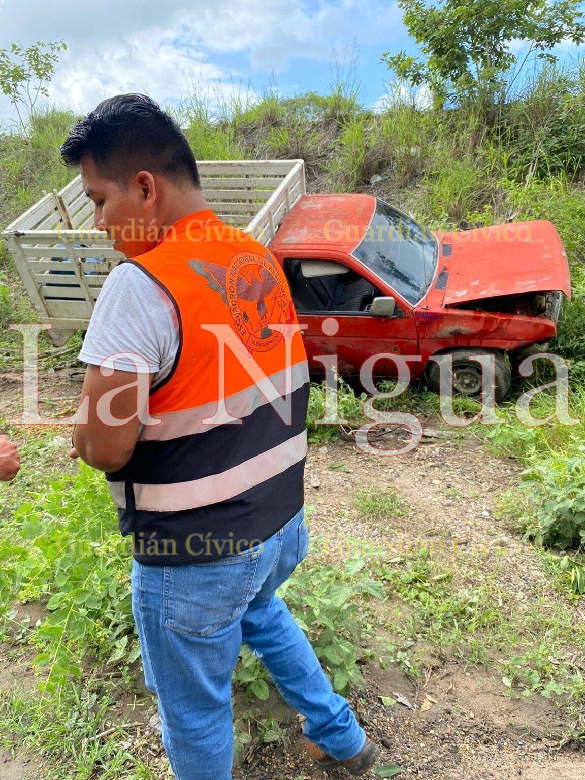 Pierde el control de su camioneta y termina fuera de la carretera