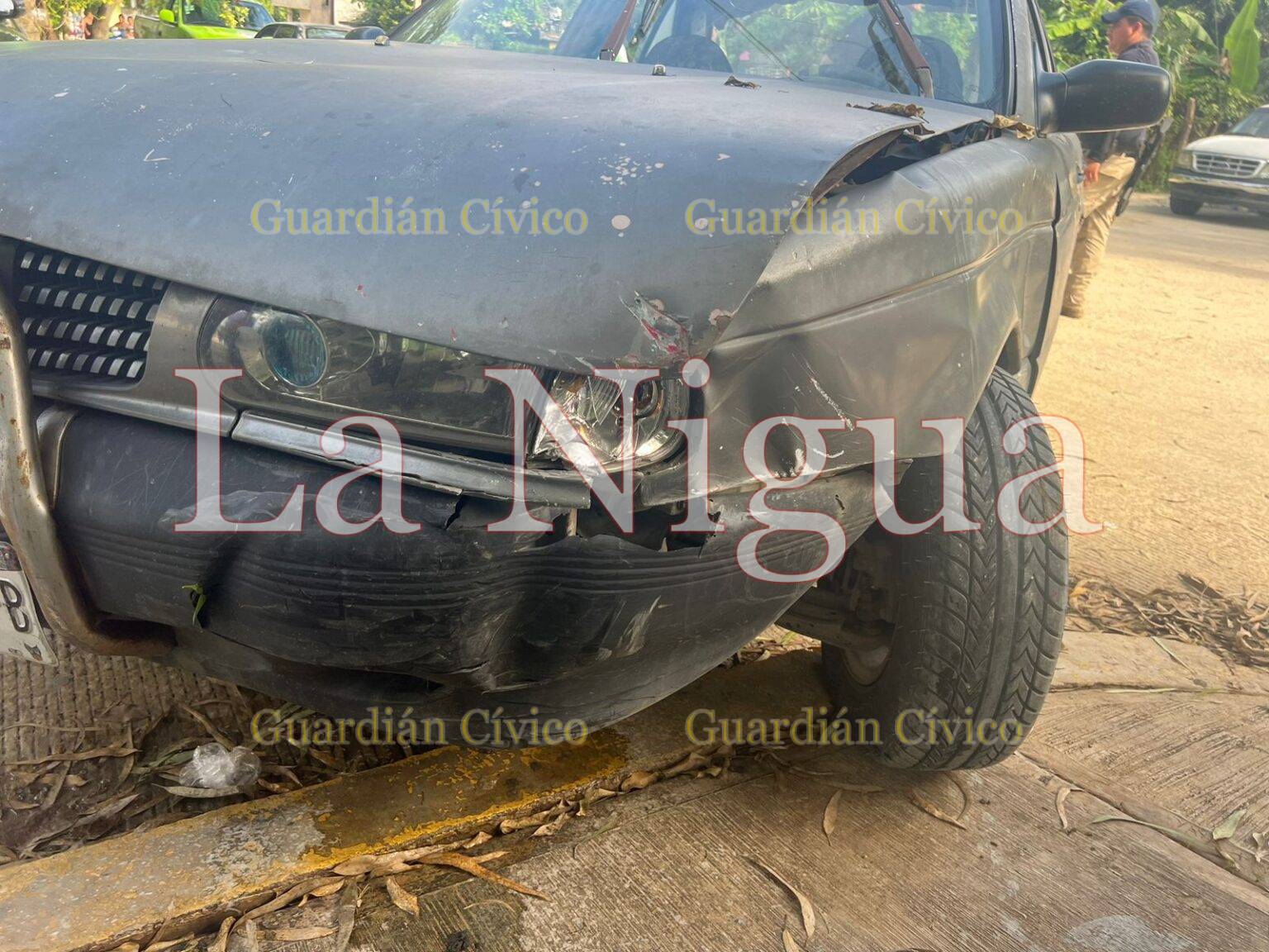 Choque entre camioneta y automóvil deja solo daños materiales