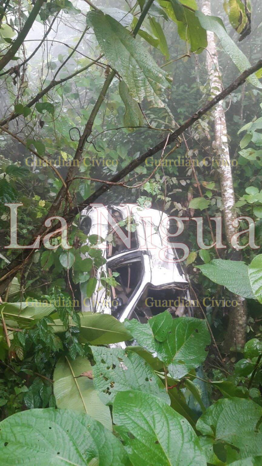 Familia cae a barranco en la sierra