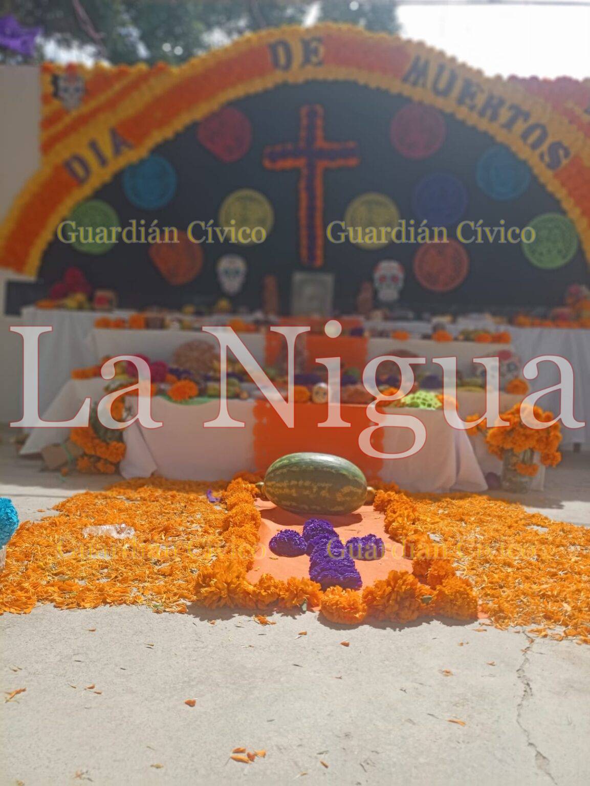Escuela primaria de Las Choapas coloca altar de muertos
