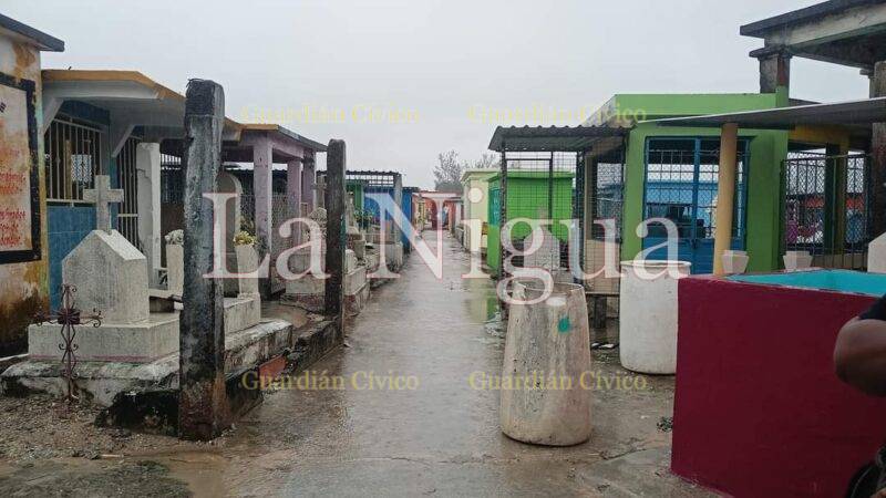 Por lluvias y frío, poca asistencia a panteones de Las Choapas