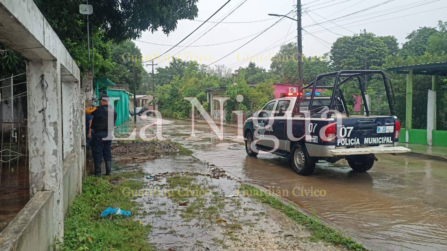 Reportan presunto líquido rojo en calles de Las Choapas