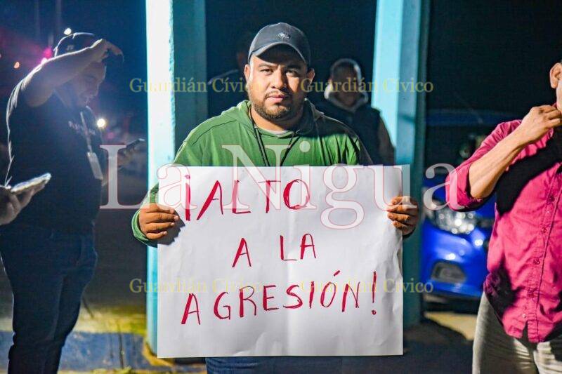 Reporteros de Acayucan solidarios con colegas de Veracruz se manifiestan frente a oficina de SSPE.