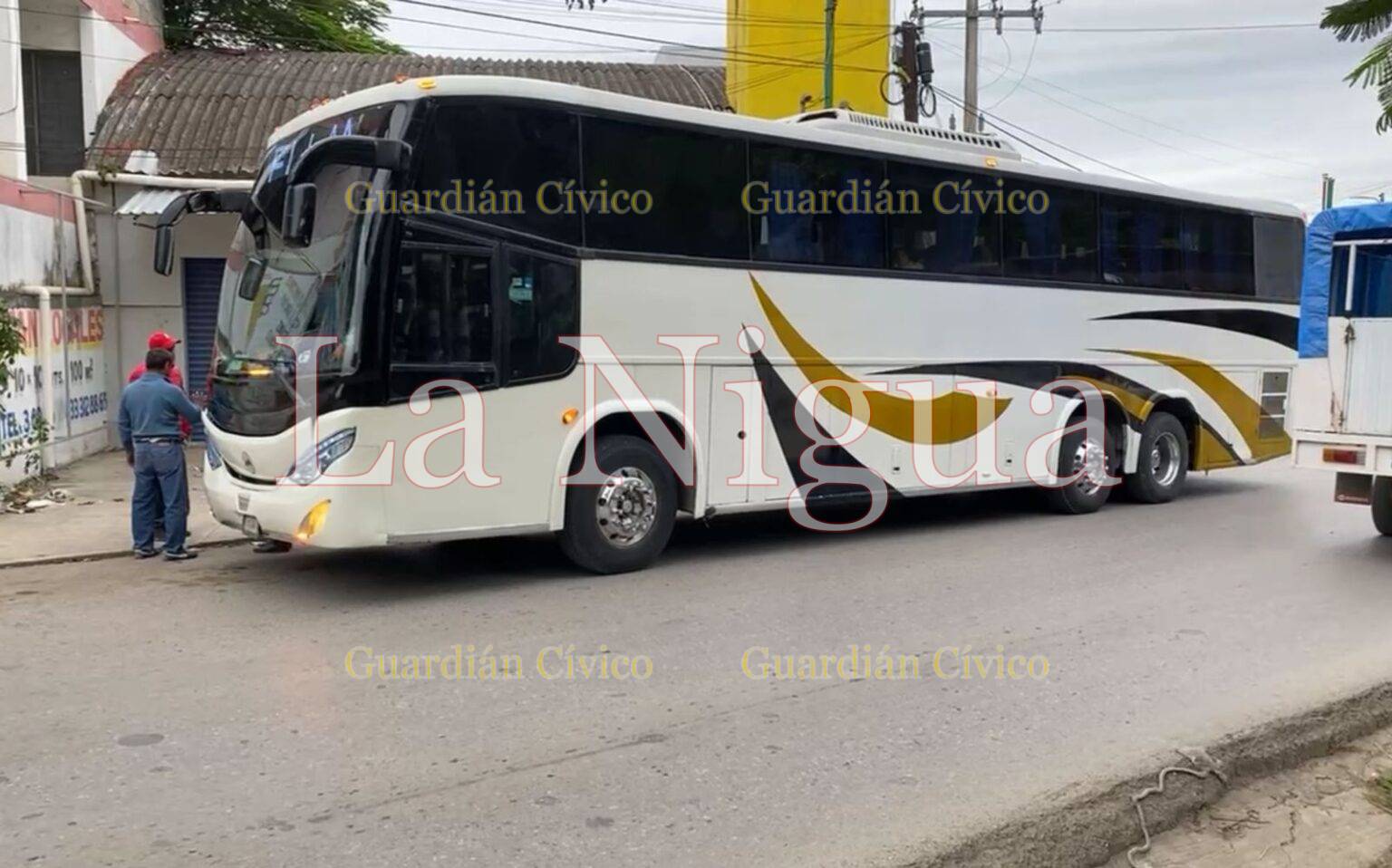 Autobús de turismo provoca percance sobre la Platón Sánchez