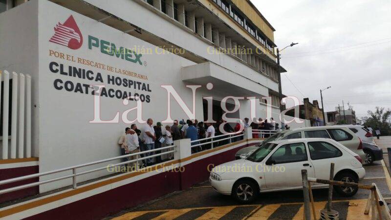 Por falta de atención médica bloquean acceso a hospital de #Pemex en #Coatzacoalcos