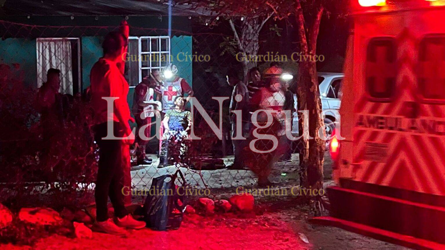 Auxilian a joven tras derrapar en su motocicleta