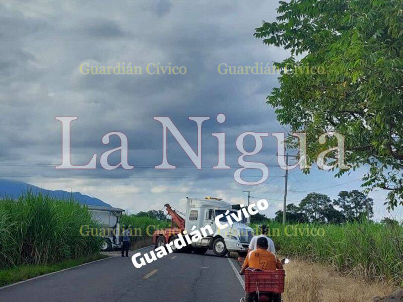 Cae grúa de Alpesur a cuneta; tránsito intenta extorsionar a conductor