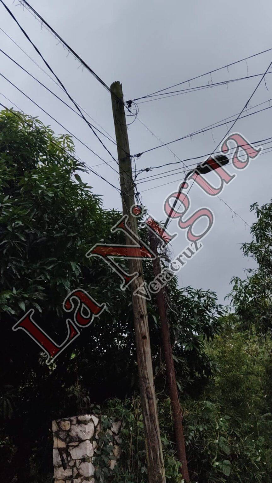 Reportan a GC poste de Telmex a punto de caer en Potrero Nuevo
