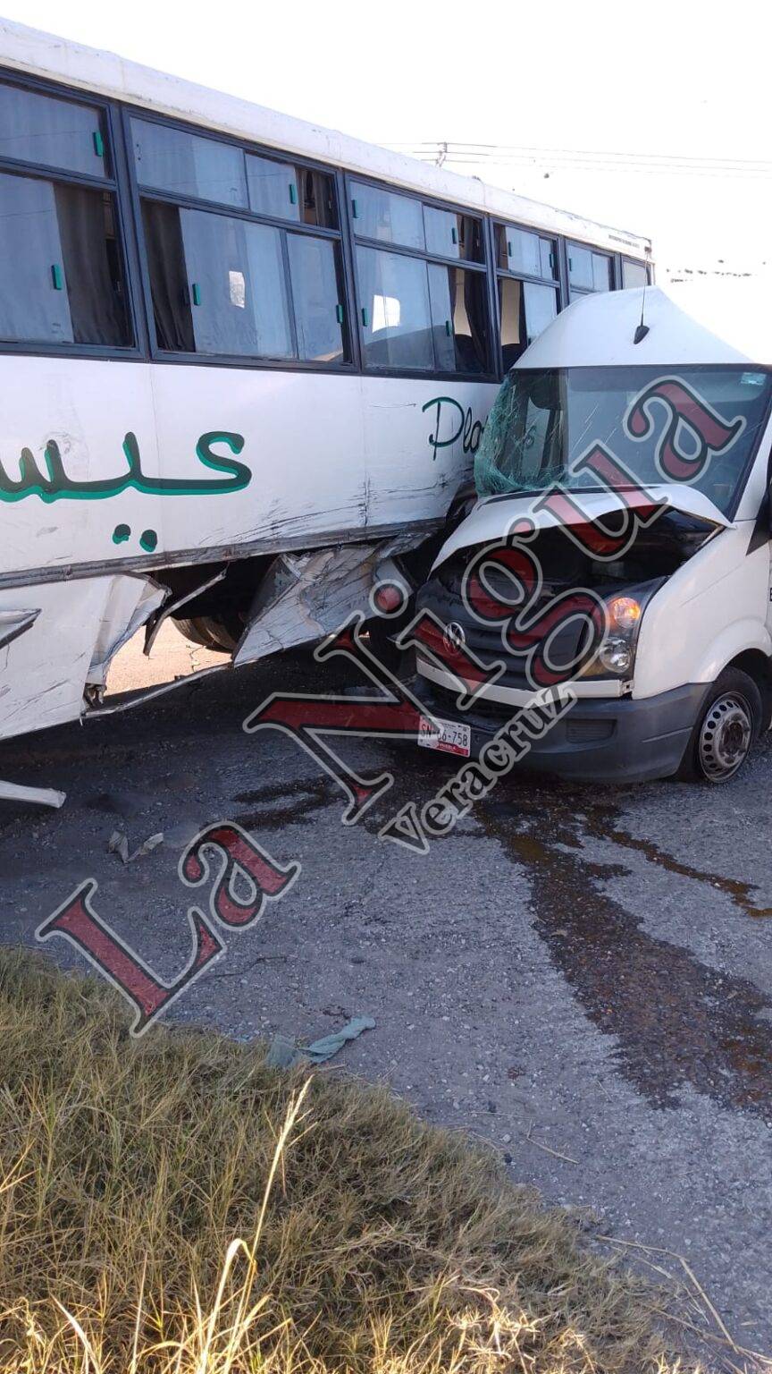 Choca camioneta contra Plateados en el libramiento a Cuitláhuac