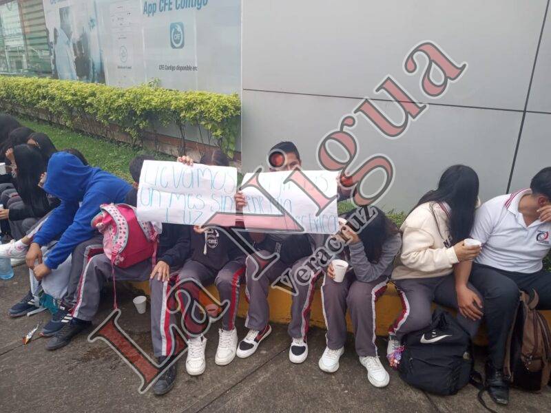 Dejan sin luz a escuela por un mes; padres de familia y alumnos  toman oficinas de CFE