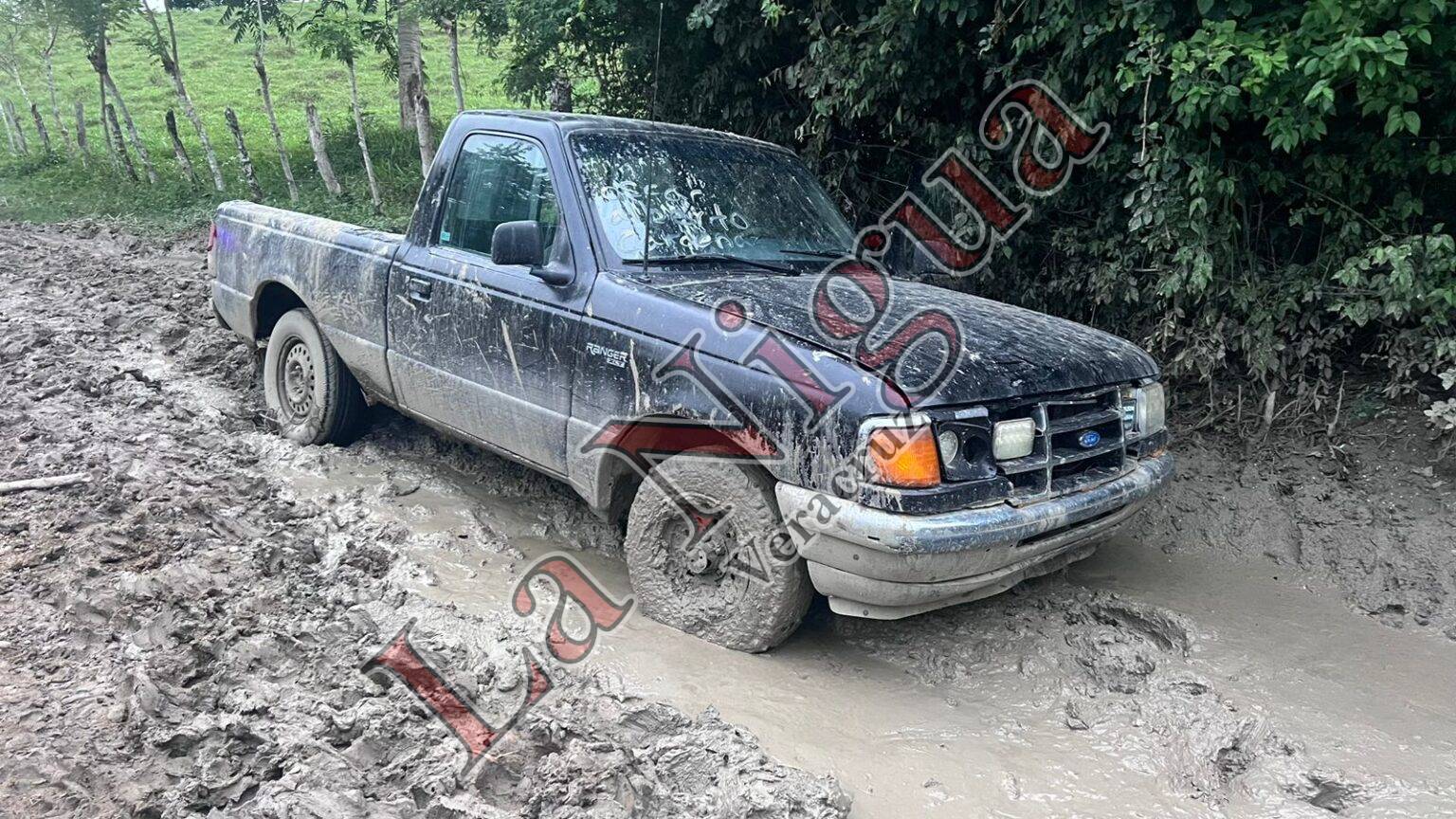 Aseguran camioneta reportada como abandonada en Tantoyuca